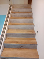 BUKOMA vinylové schody bez nosu - podlaha zákazníka